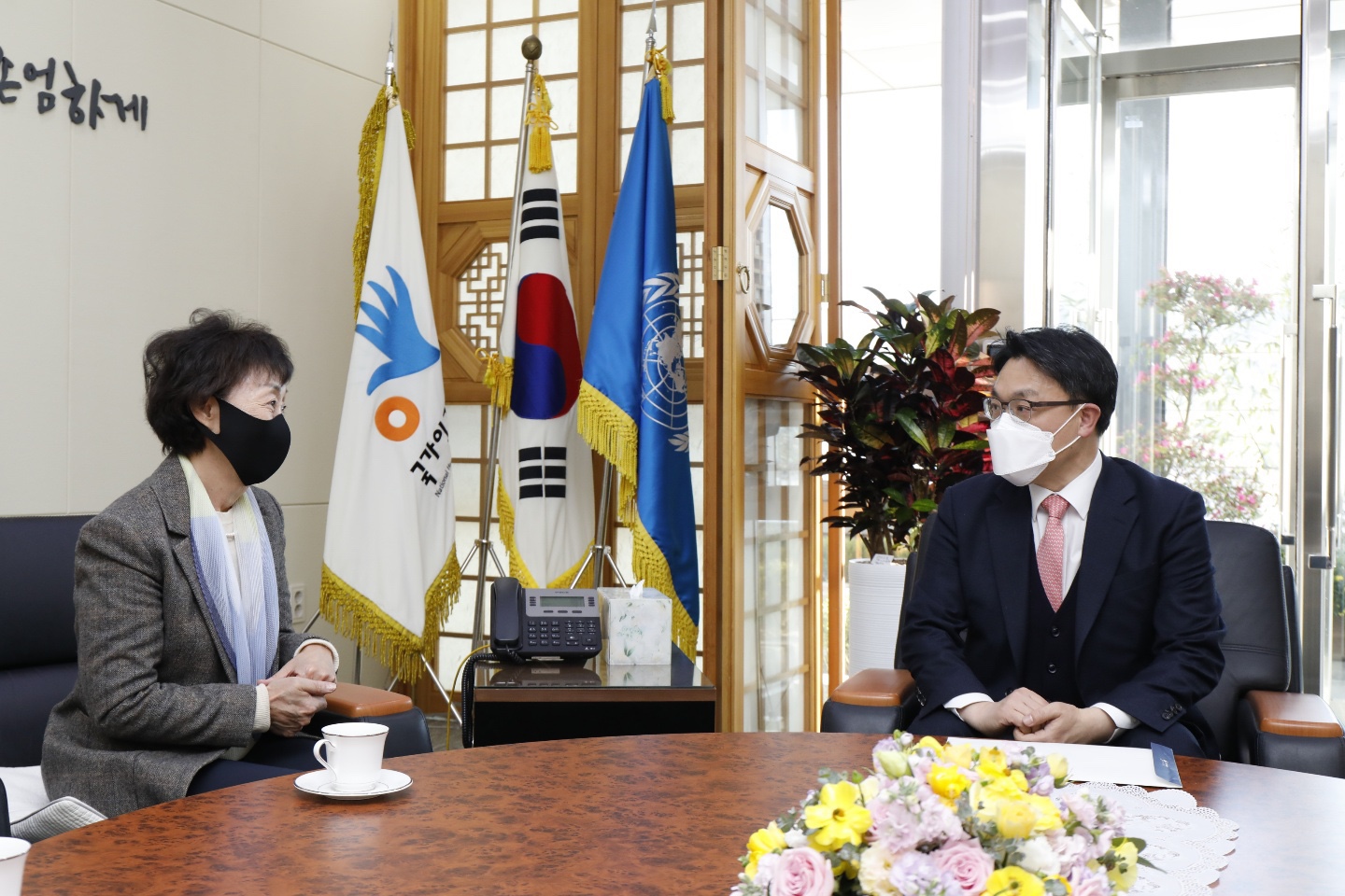 공수처장 과 국가인권위원회 위원장이 탁자에서 얘기중인 모습