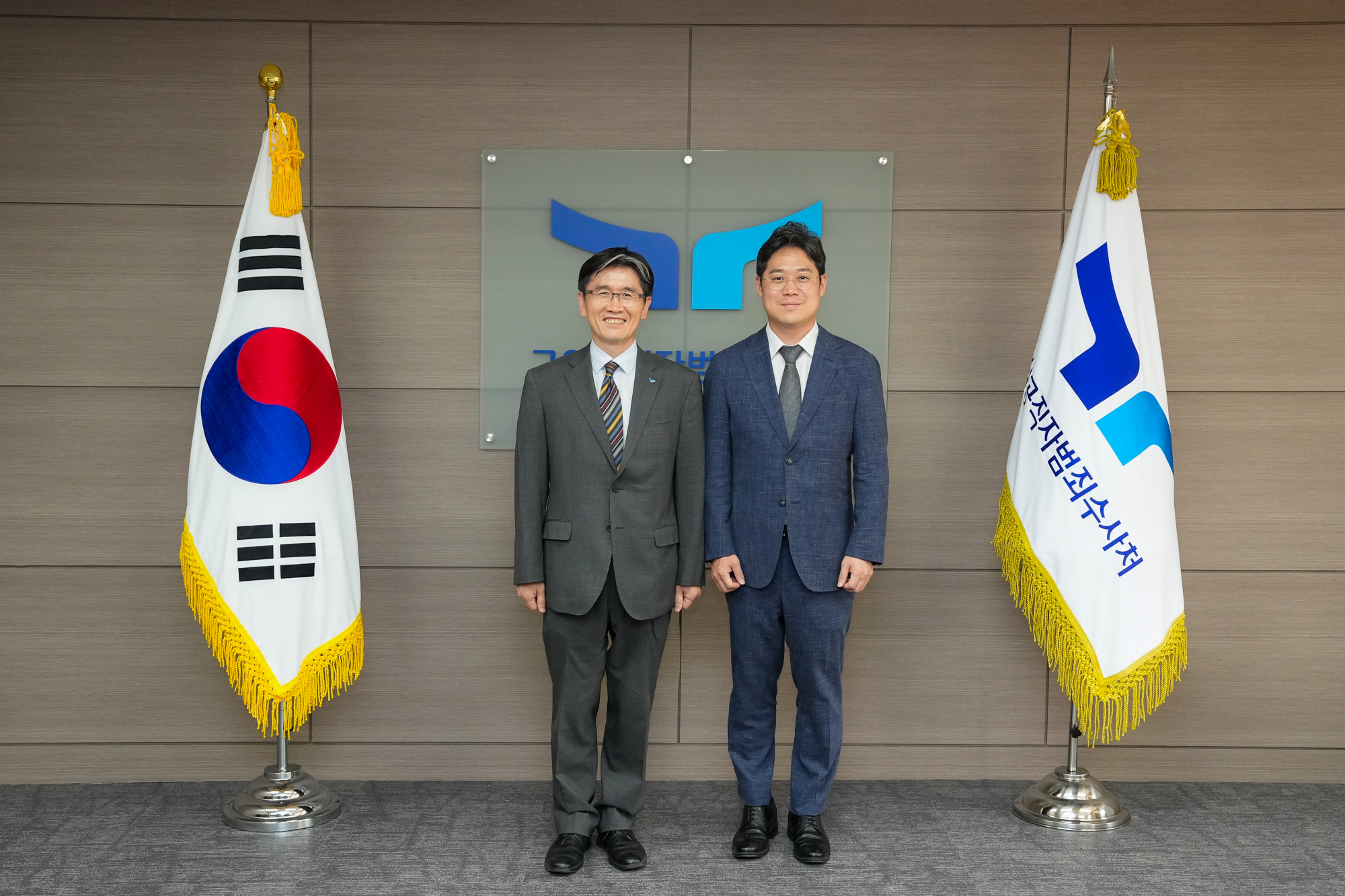 김정욱 회장과 오동운 처장이 서서 웃고 있는 모습