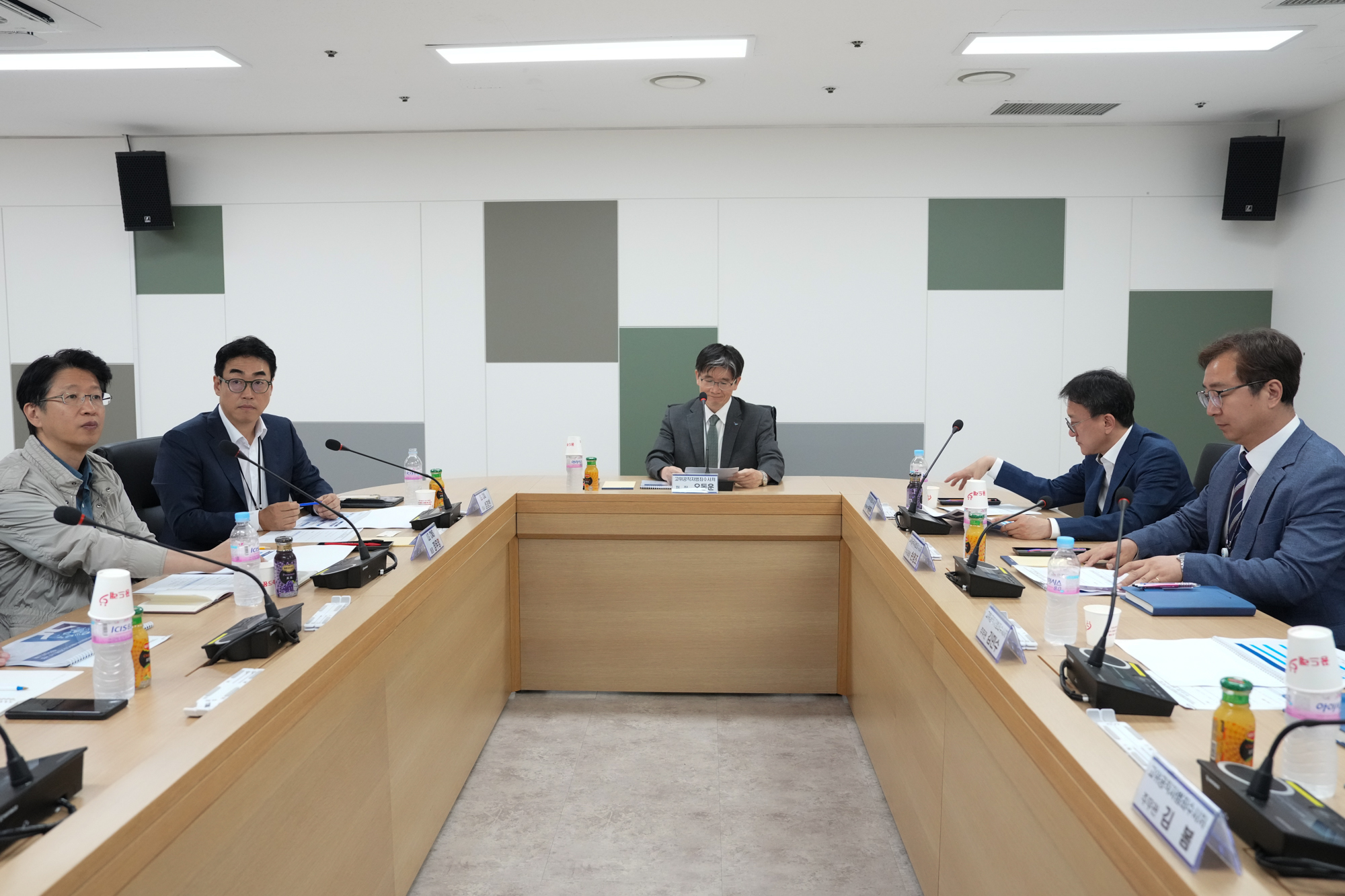 착수보고회에서 대화중인 직원과 오동운 처장의 모습