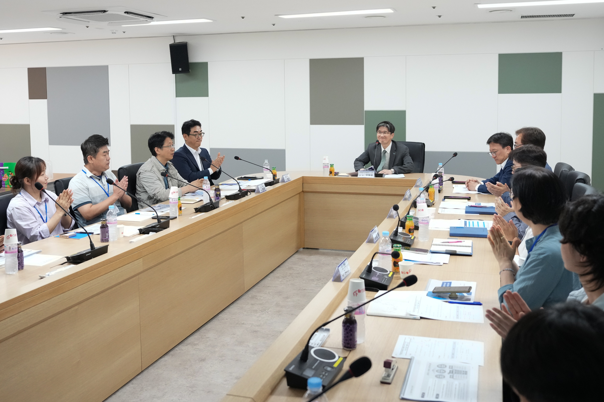 착수보고회에서 박수치고있는 직원과 오동운 처장의 모습
