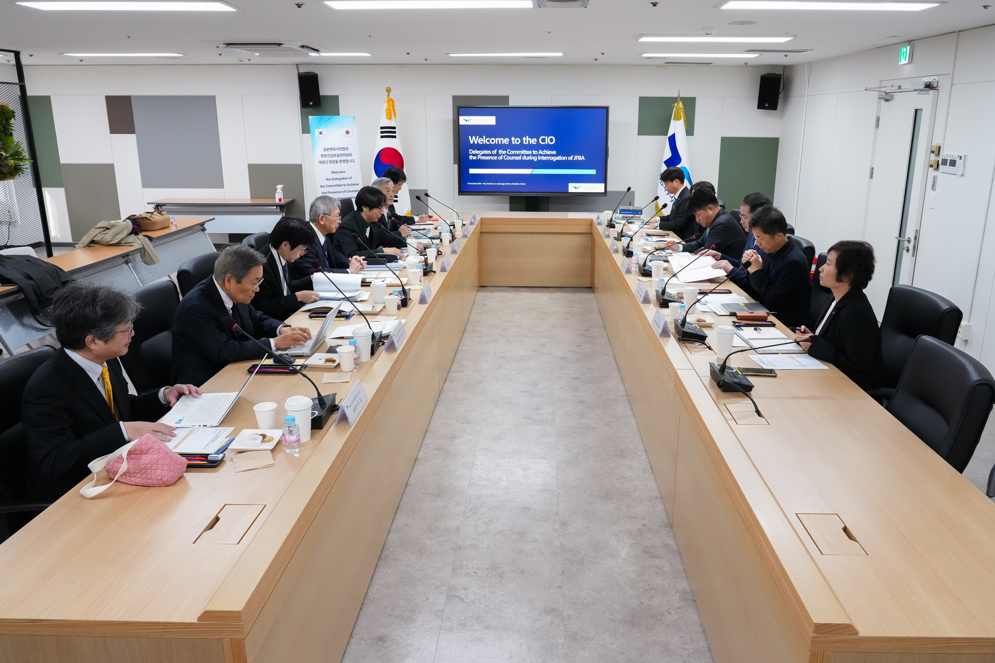 일본변호사연합회 변호인입회실현위원회 '마에다 유지' 위원장 및 대표단 6명과 공수처가 사법제도에 대하여 다양한 의견을 교류하는 회의모습 