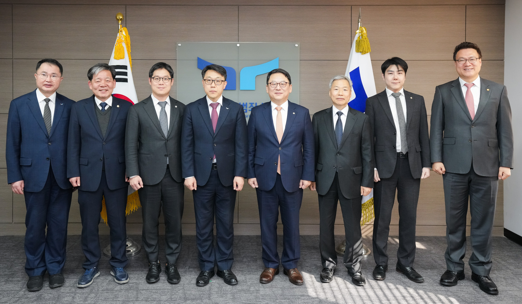 김진욱 고위공직자범죄수사처장(사진 왼쪽에서 네 번째), 여운국 고위공직자범죄수사처 차장(왼쪽에서 첫 번째), 김영훈 대한변호사협회 회장(왼쪽에서 다섯 번째), 김정욱 서울지방변호사회 회장(왼쪽에서 세 번째), 어영강 대한변호사협회 부협회장(오른쪽에서 세 번째), 김신 대한변호사협회 부협회장(오른쪽에서 두 번째), 이재헌 서울지방변호사회 수석부회장(왼쪽에서 두 번째),조순열 서울지방변호사회 부회장(맨 오른쪽)