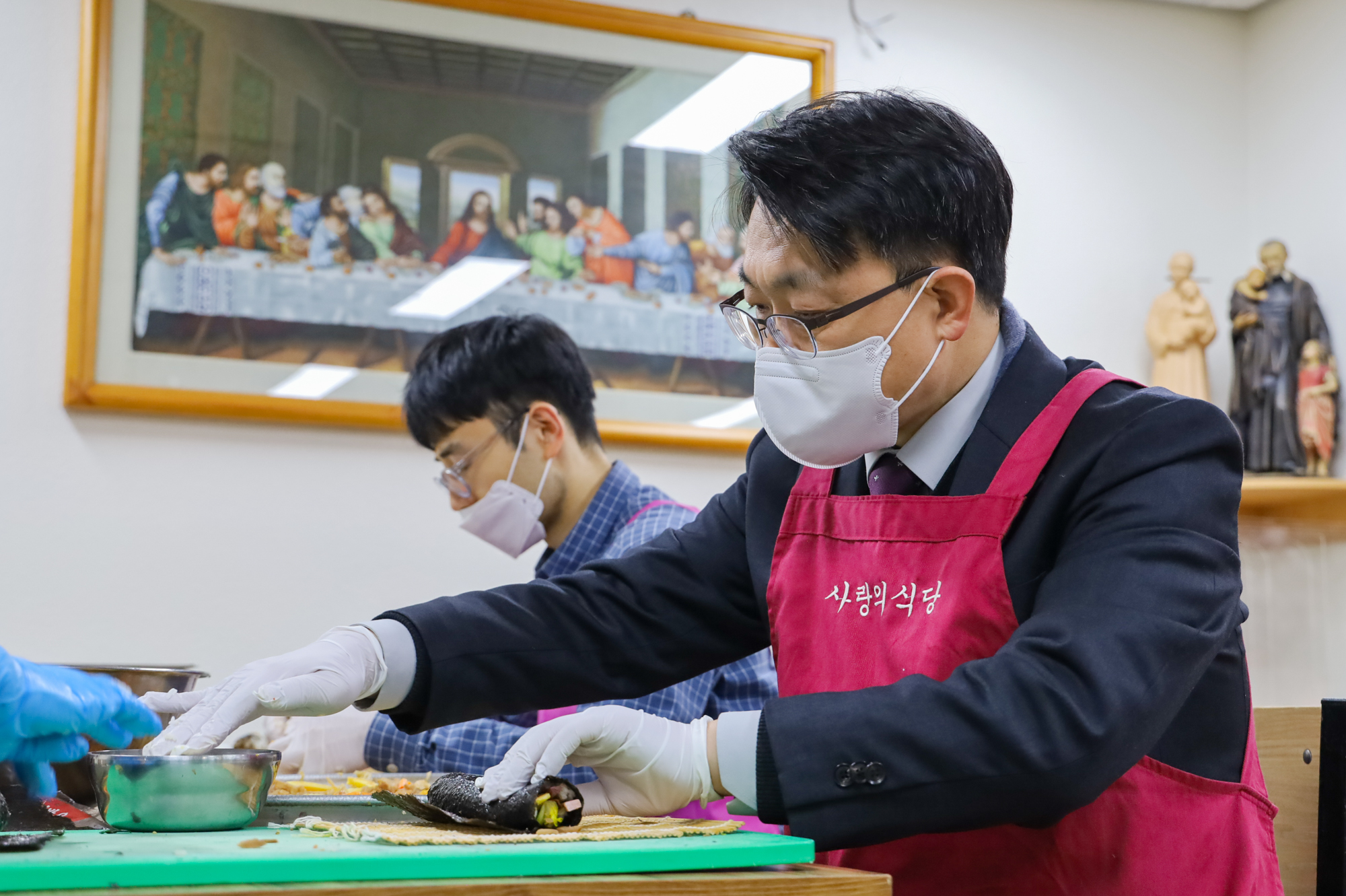 공수처장이 사랑의식당 앞치마를 매고 김밥을 참기름을 바르면서 봉사하는 모습