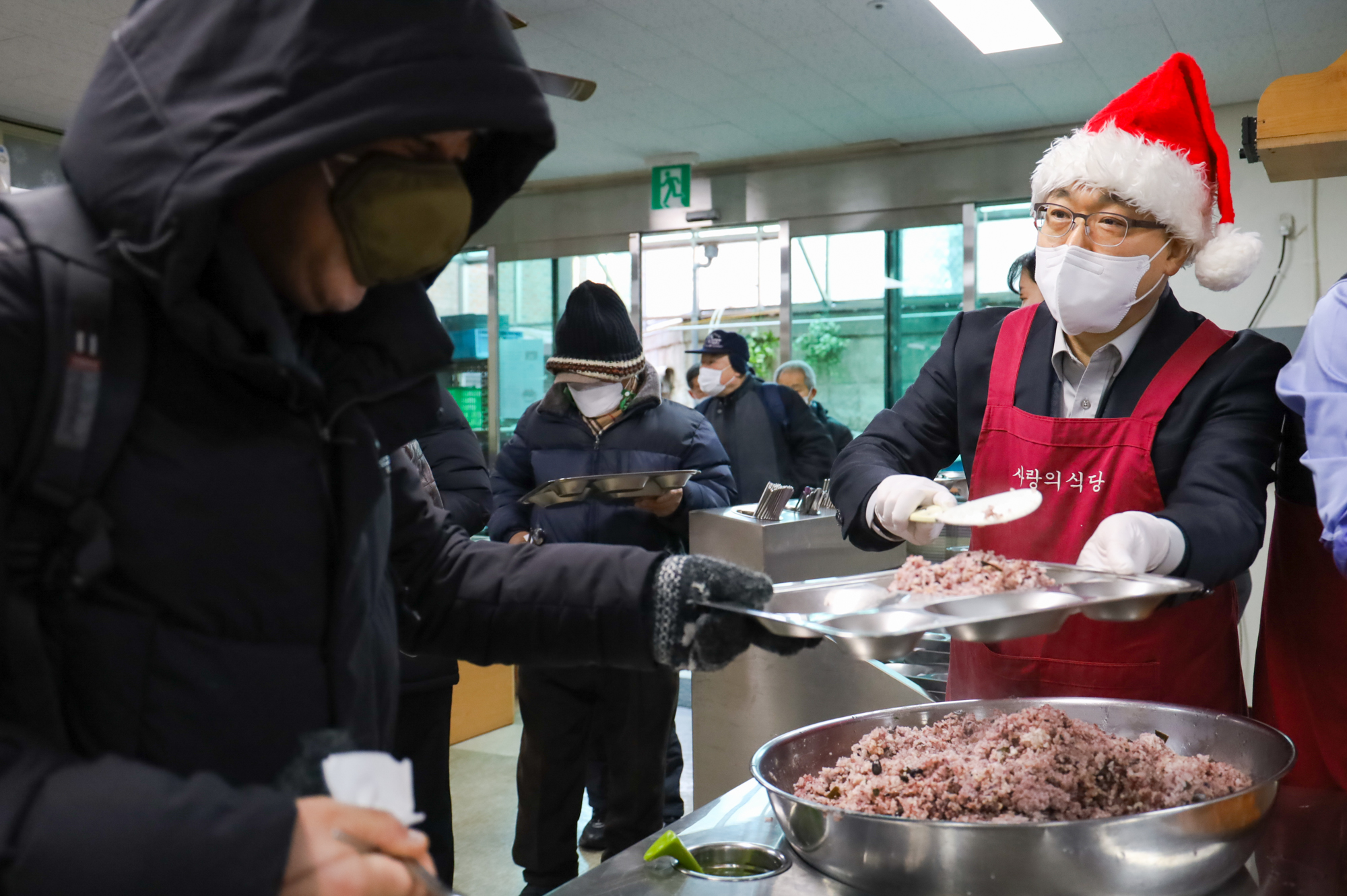 공수처장이 밥을 배식하는 봉사하는 모습