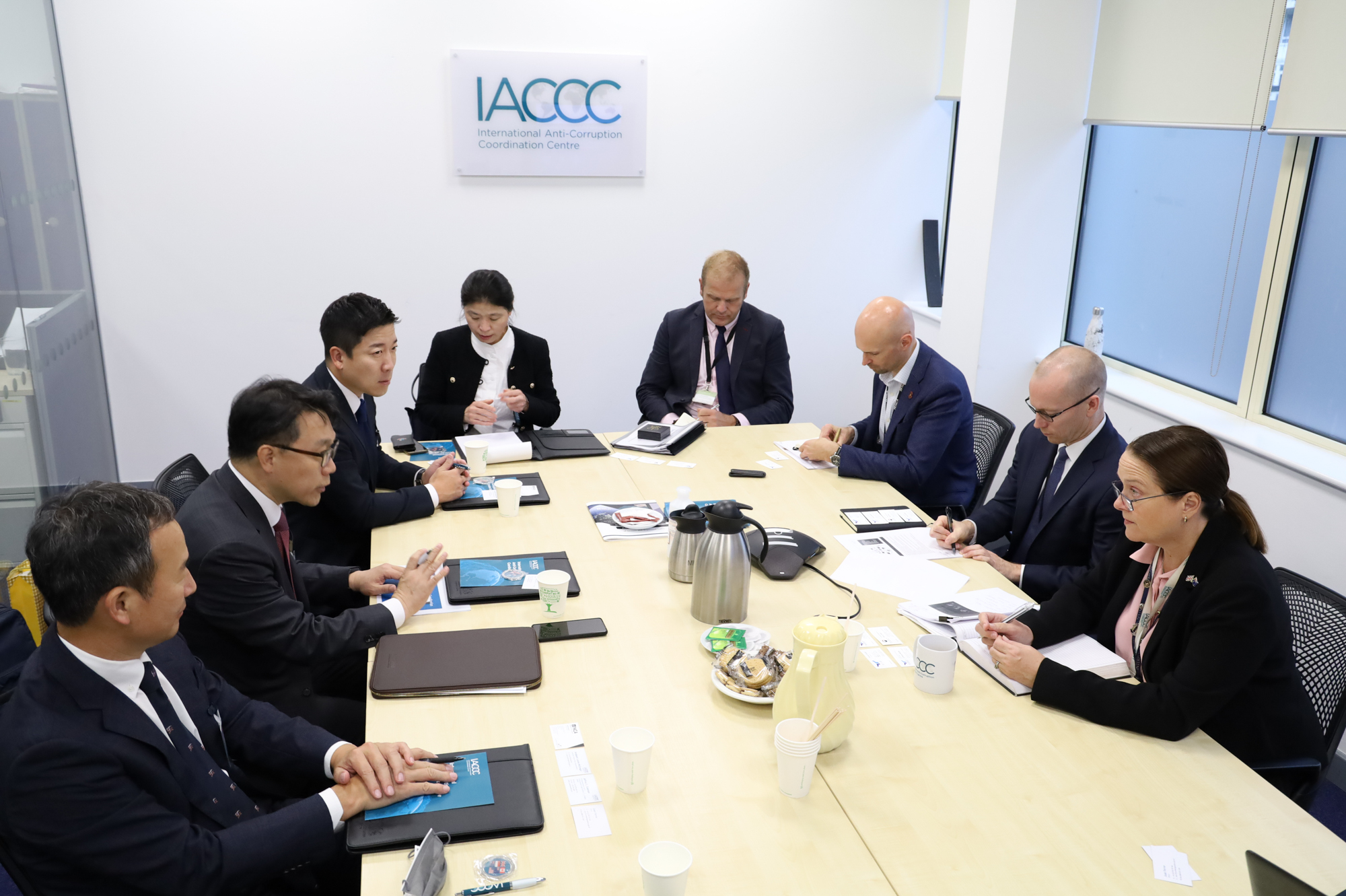 IACCC에서 회의 하는 모습