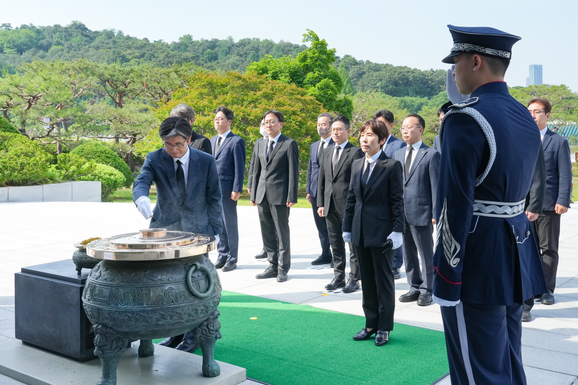 서울 동자구 국립서울현충원을 방문하여 현충탑에 참배하는 오동운 처장 모습
