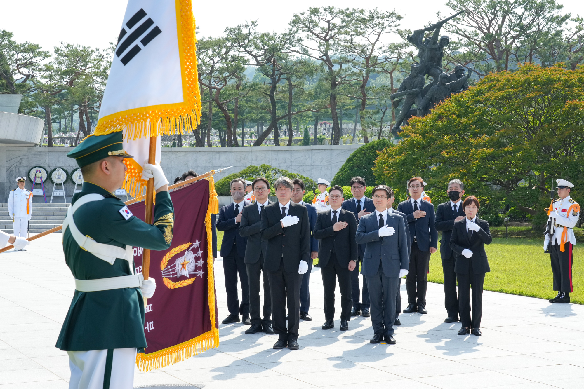 서울 동자구 국립서울현충원을 방문하여 현충탑에서 가슴에 손을 얹고 태극기를 바라보는 오동운 처장 모습