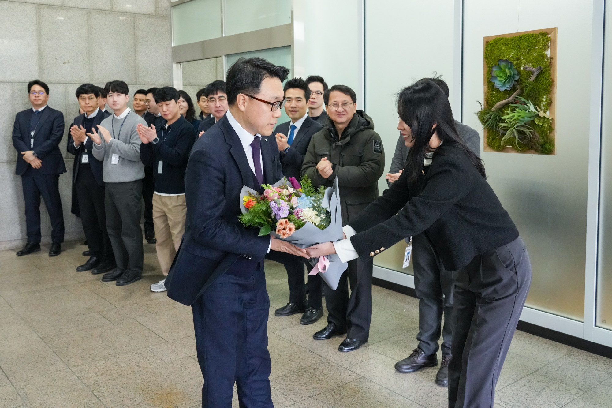 고위공직자봄죄수사처장 이임식에서 직원들한테 꽃다발을 받는 김진욱 처장의 모습